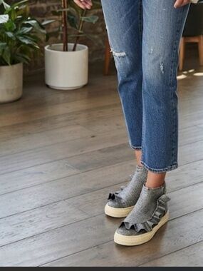 MAA Womens Grey Ruffle Slip-On Sneakers